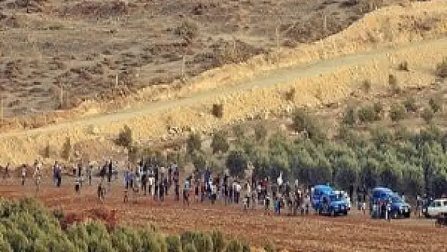 Sınırda askere taşlı saldırı: 2 yaralı