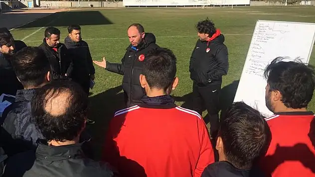 Ünal Karaman antrenörlük kursu sürüyor