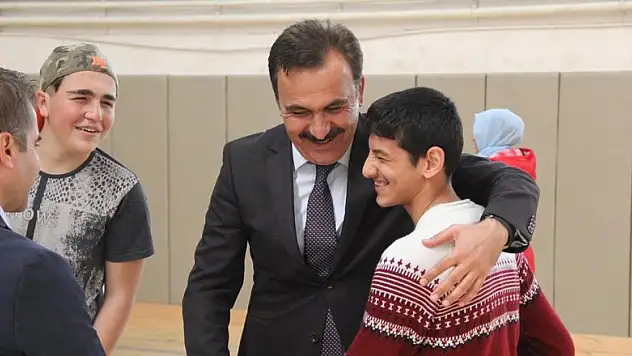 Gençlik Spor, malzeme dağıttı