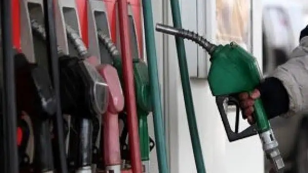 Benzinin litresi 6 kuruş düştü