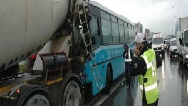 Halk otobüsü beton mikserine çarptı: 14 yaralı