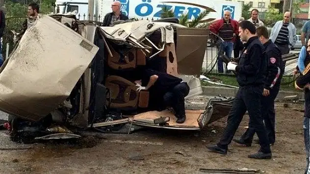 Otomobil TIR'a çarptı: 5 ölü