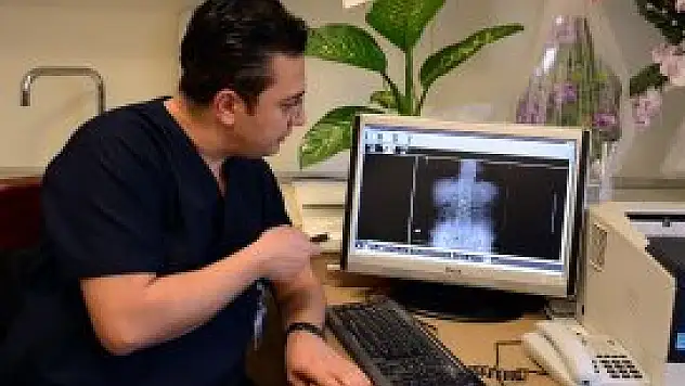 Kürdan yerine kullandığı iğneyi yuttu!