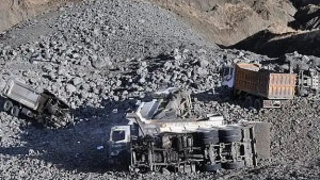 Teröristler iş makinelerini yaktı