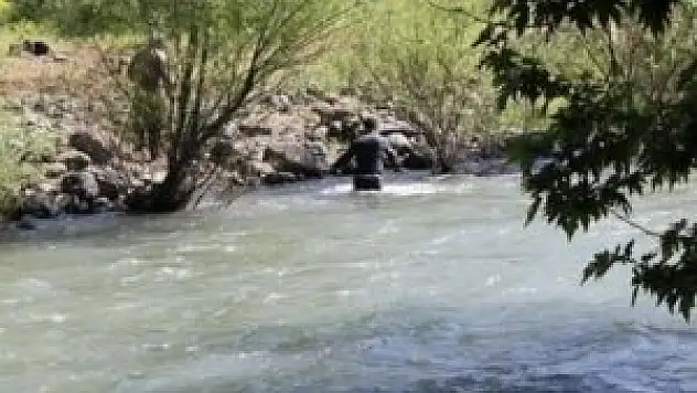 Sınırı geçmek isterken suya kapıldı