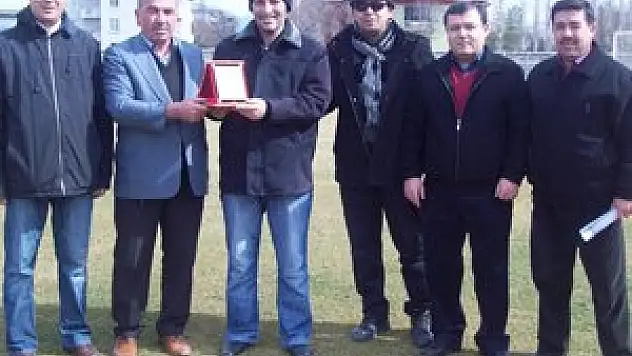 Eski futbolcuya plaket