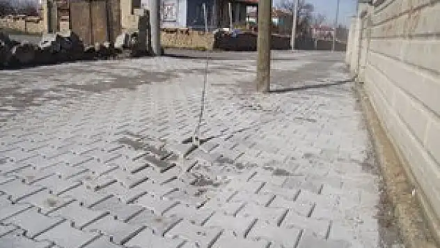 Direk yol ortasında kaldı