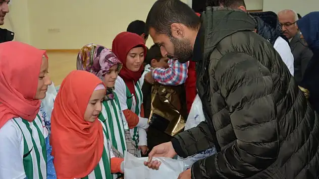 Konyaspor, 300 çocuğu sevindirdi