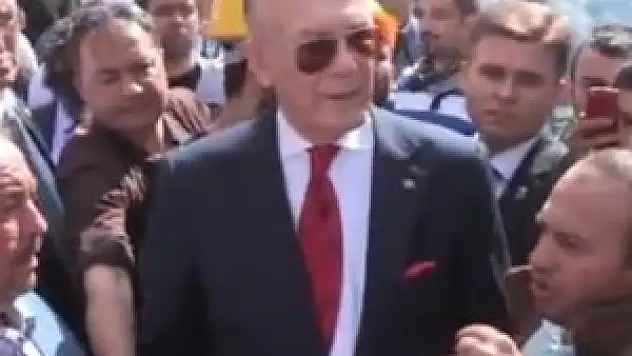 Uğur Dündar'a Soma'da protesto, artistlik yaptırmadılar