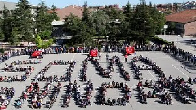 Konya'da lise öğrencileri 'Soma' ve 'Soma yanındayız' yazdı