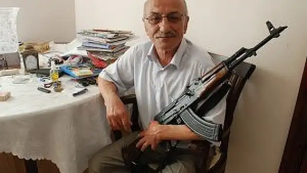 Turist olarak gittiği ülkede general oldu