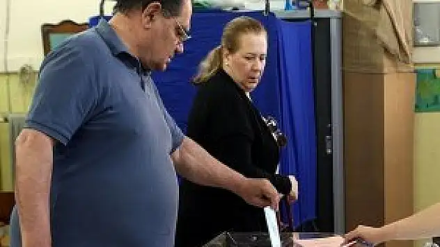 Atina'da Kaminis önde gidiyor