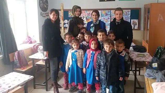 Derbent'te öğrencilere kışlık kıyafet yardımı yapıldı