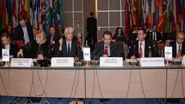 Kırım'da silahlı grupların işgalleri sürüyor