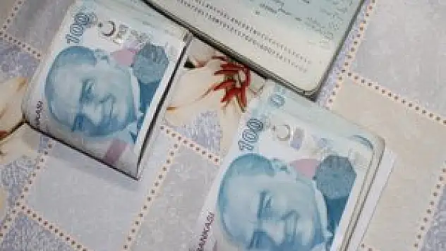 Çaldıkları paralarla yakalandılar