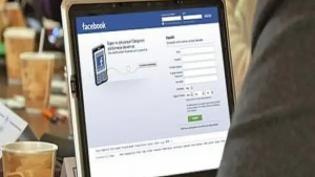 Facebook'tan Google'a büyük çalım