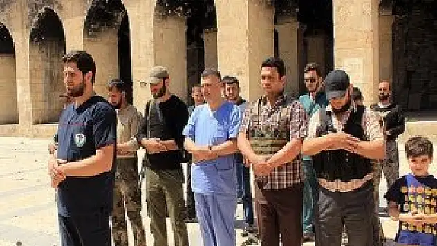 Emevi Camii'nde gıyabi cenaze namazı