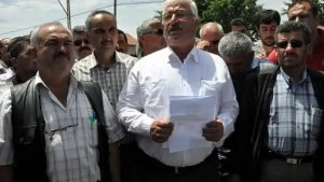 Mahalle sakinleri İki kişinin öldüğü kaza sonrası hemzemin geçitte toplanarak tedbir alınmasını istedi