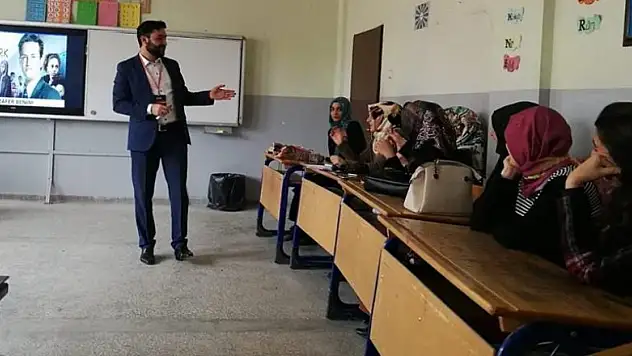 'Gönüllü Eğitimciler'den öğretmenlere eğitim