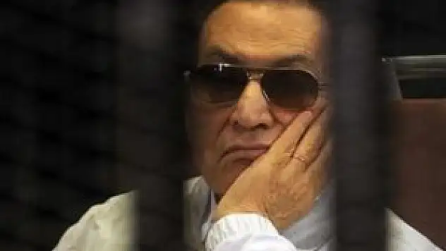 Mübarek'e 3 yıl hapis cezası