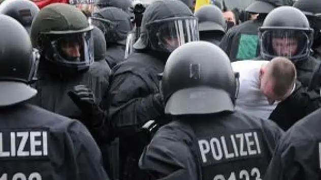 Danimarka polisi camii bastı