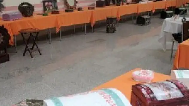 Psikiyatri hastalarından el sanatları sergisi