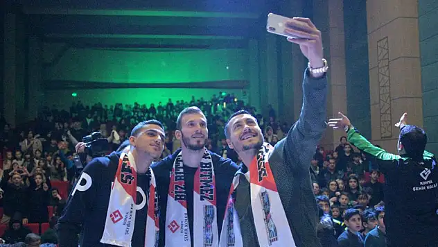 Konyasporlu futbolcular, öğrencilere imza dağıttı