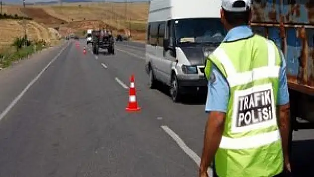 'Dur' ihtarına uymadı, balık yüklü kamyoneti kanala düşürdü