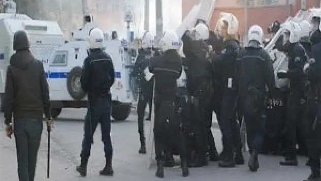 20 polisin silahına el konuldu