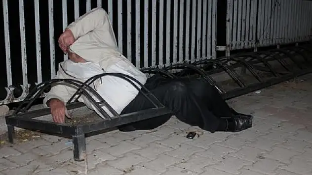 Bisiklet park demirlerine sıkıştı