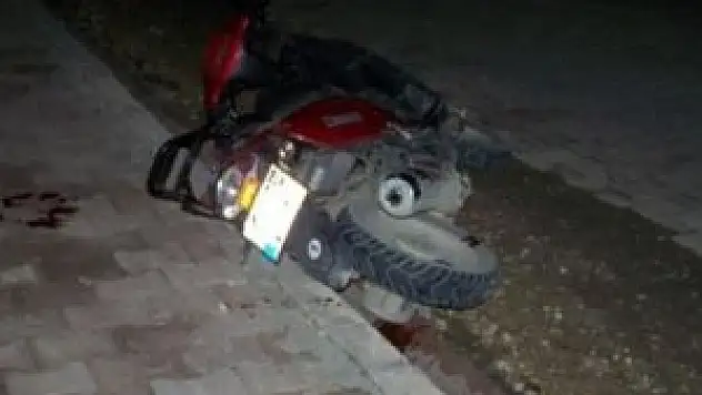 Motosiklet direğe çaptı: 2 ölü