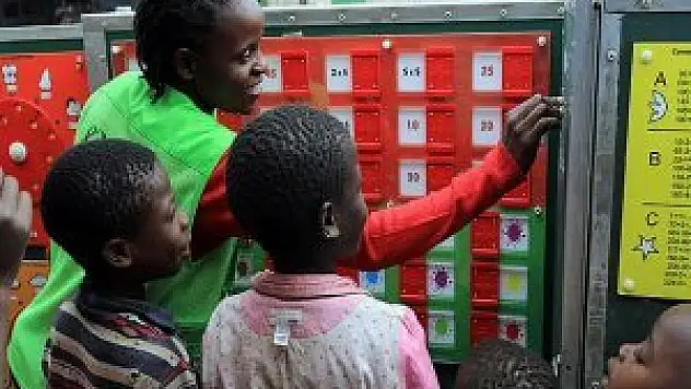 Kenya'da sokak çocuklarının umudu: 'Seyyar okul'