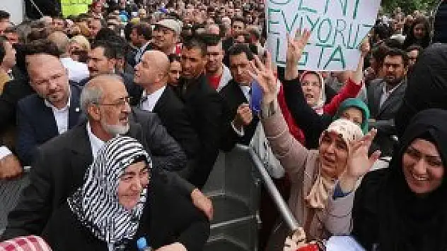 Köln'de coşkulu kalabalık Başbakan Erdoğan'ı bekliyor