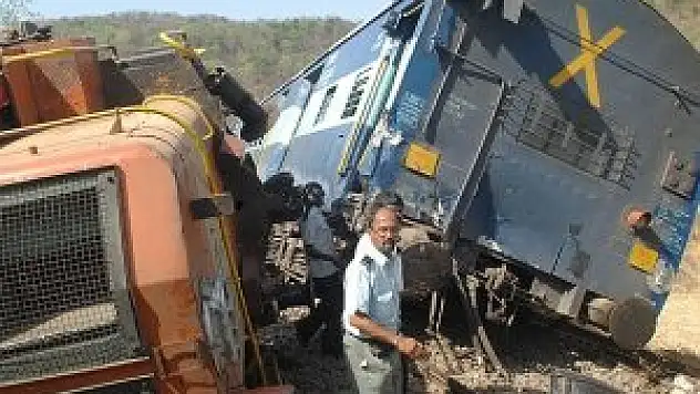 Hindistan'da yük treniyle yolcu treni çarpıştı