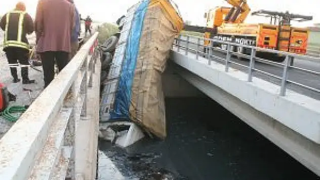 Kanala düşen kamyondan yaralı kurtuldular