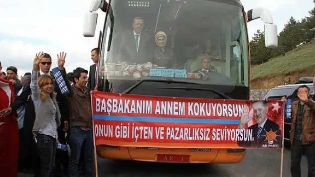 Erdoğan o pankartı görünce otobüsü durdurdu