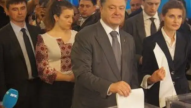 Poroşenko oyların yüzde 54,7'sini aldı