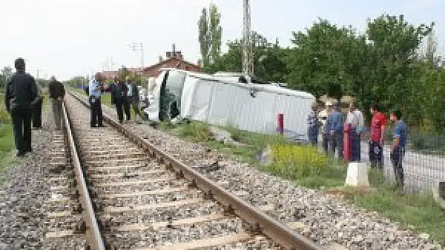 Servis minibüsü, öğrencileri almaya giderken kaza yaptı