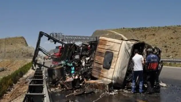 Devrilen tır yandı: 1 ölü