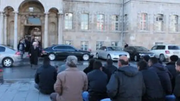 Çocukları için oturma eylemi yaptılar