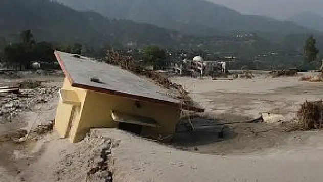 Hindistan'da şiddetli fırtına: 40 ölü