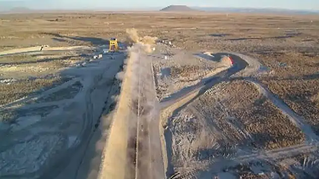 Bir tonluk bomba ses hızını aşıp hedefi deldi