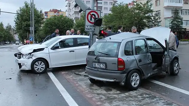 Konya'da iki otomobil çarpıştı: 3 yaralı