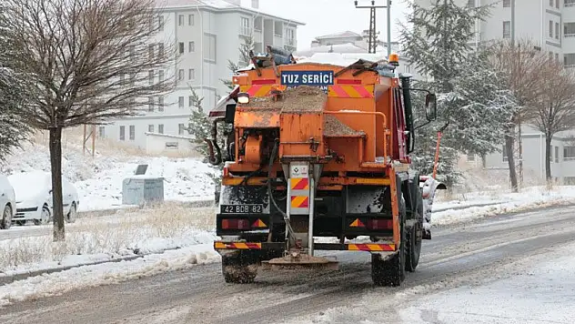 Beyşehir'de yollarda tuzlama çalışmaları