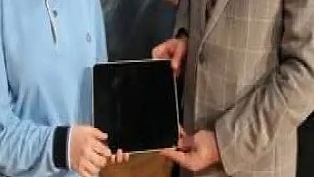 Muhtar maaşıyla öğrencilere bilgisayar ve bisiklet aldı