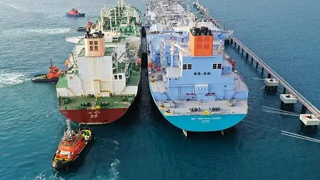 Massive ship-to-ship LNG transfer starts in Turkey