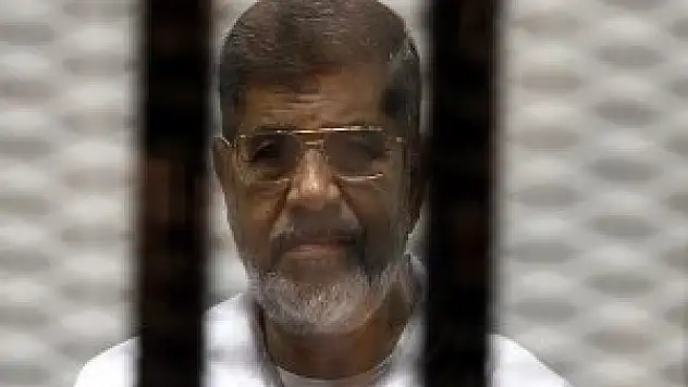 Mursi'den barışçıl mücadeleye devam çağrısı