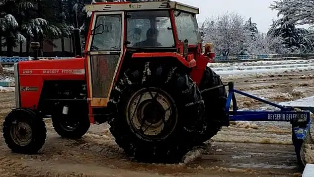Beyşehir'in dış mahallelerinde karla mücadele devam ediyor