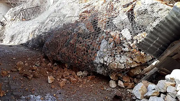 Bozkır'da etkili sağanak kayaları parçaladı
