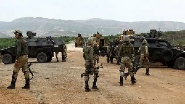 Terör örgütü Diyarbakır'da kamyonet yaktı